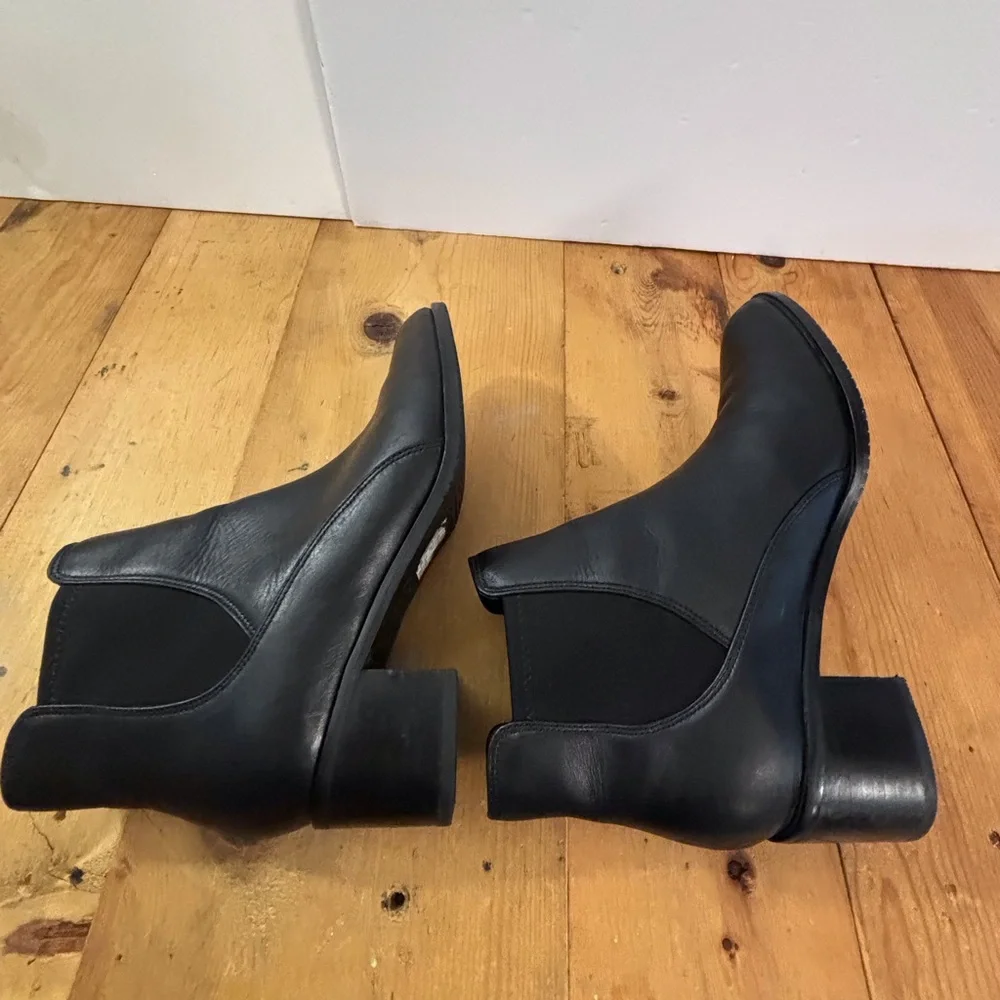 Clarks Ankle Charming Lola Women’s Booties Boots SZ 8 M, Black Leather Pointed - Picture 3 of 15